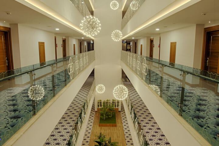 Ballroom/Hall 87 of 107