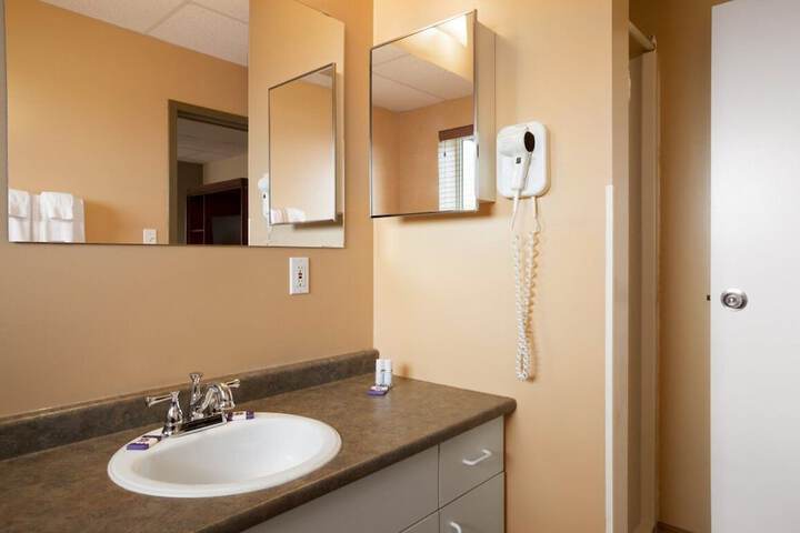 Room 8 of 28