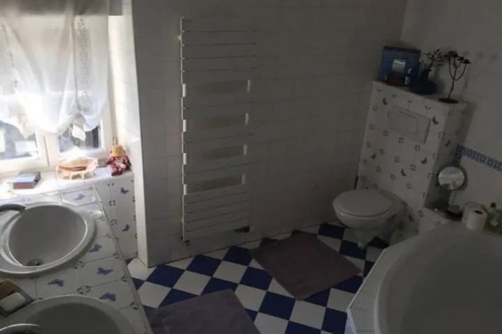 Room 6 of 16