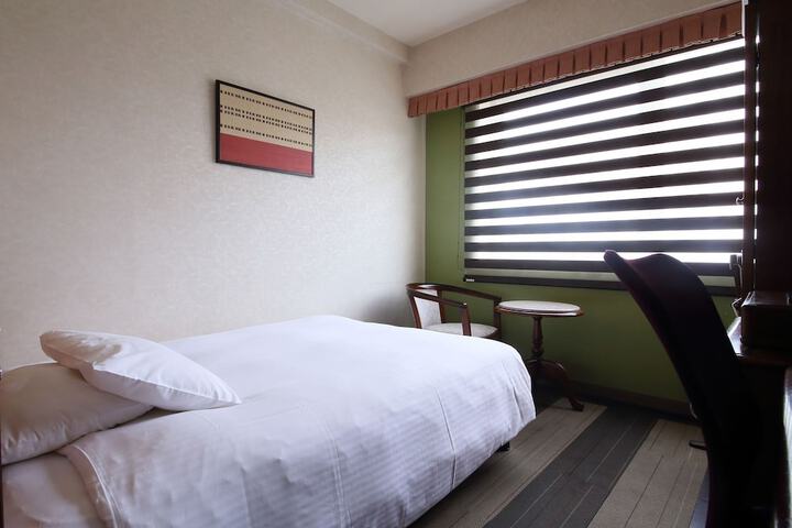 Room 8 of 28