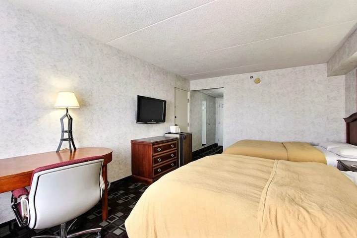 Room 6 of 13