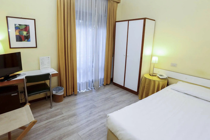 Room 10 of 27