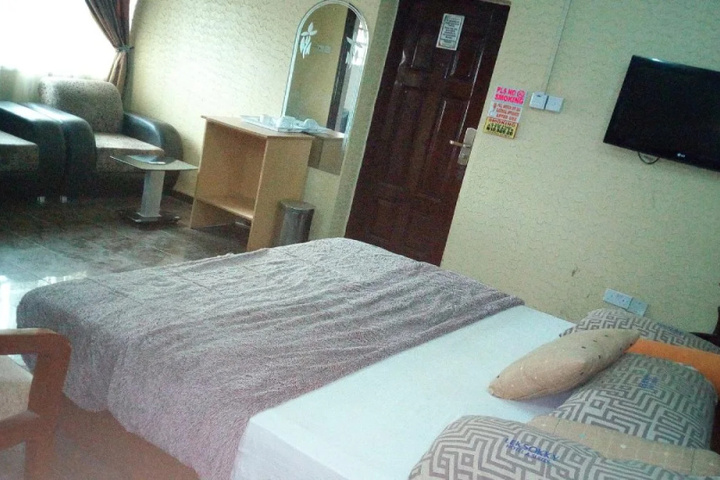 Room 4 of 13