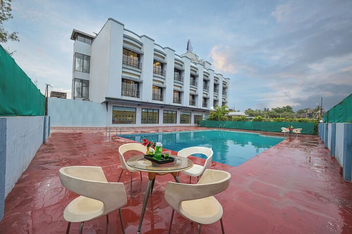 Hotel with Pool