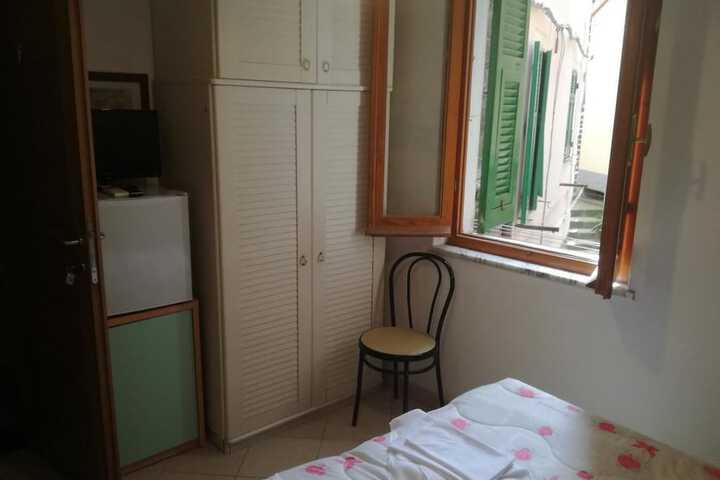 Room 3 of 32