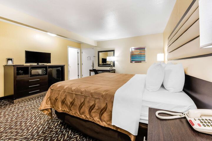 1 King Bed (1 of 7)