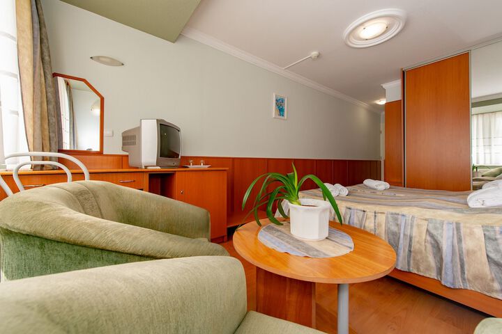 Room 9 of 48