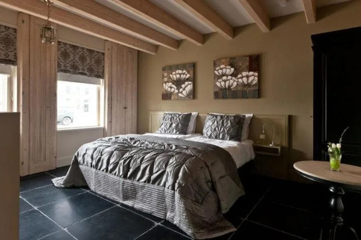 Room 2 of 8