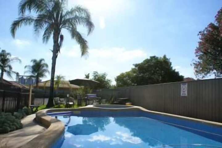Pool 4 of 6