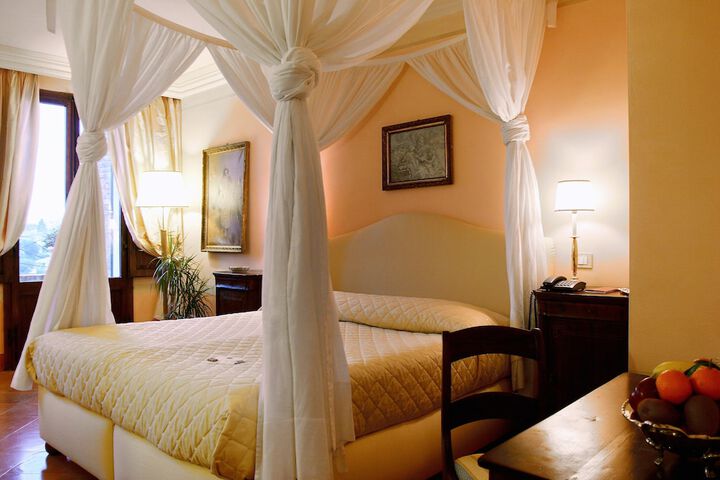 Room 4 of 61