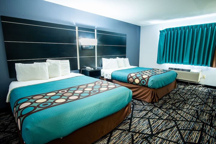 2 Queen Beds (2 of 10)