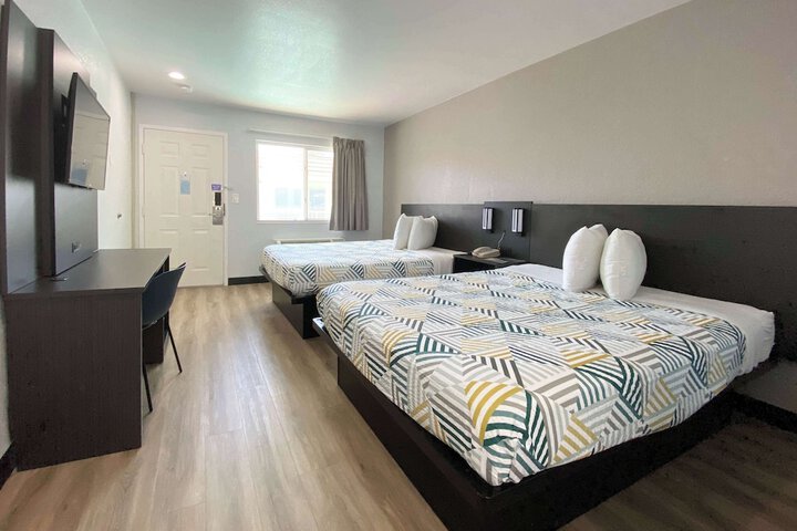 1 Queen Bed (2 of 19)