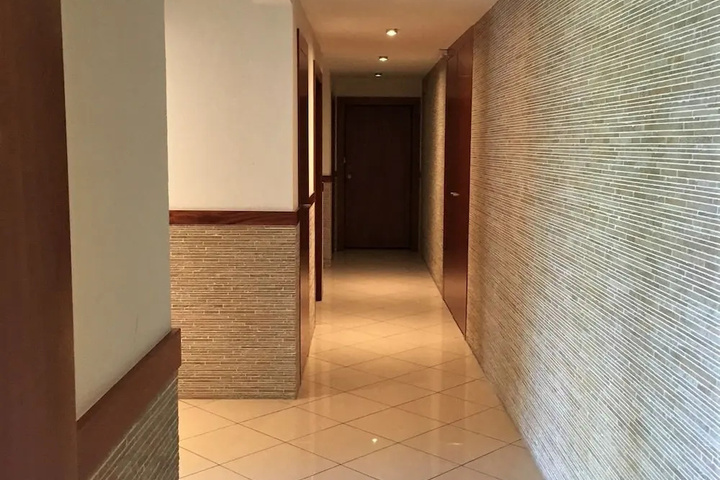 Room 6 of 9