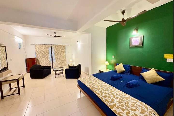 Room 4 of 9
