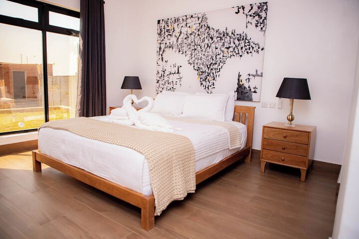 Room 4 of 9