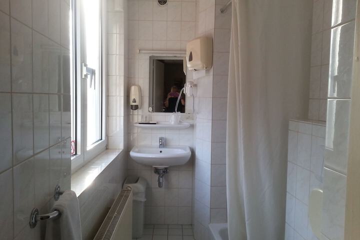 Room 17 of 38