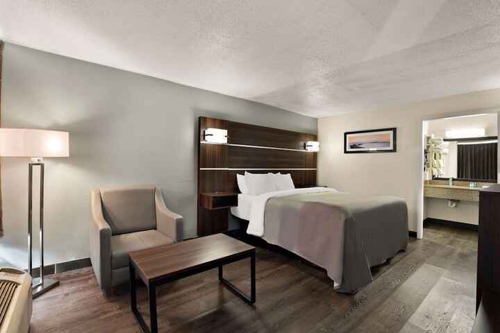 1 King Bed (6 of 13)