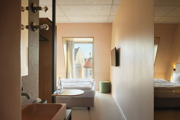 Room 27 of 112