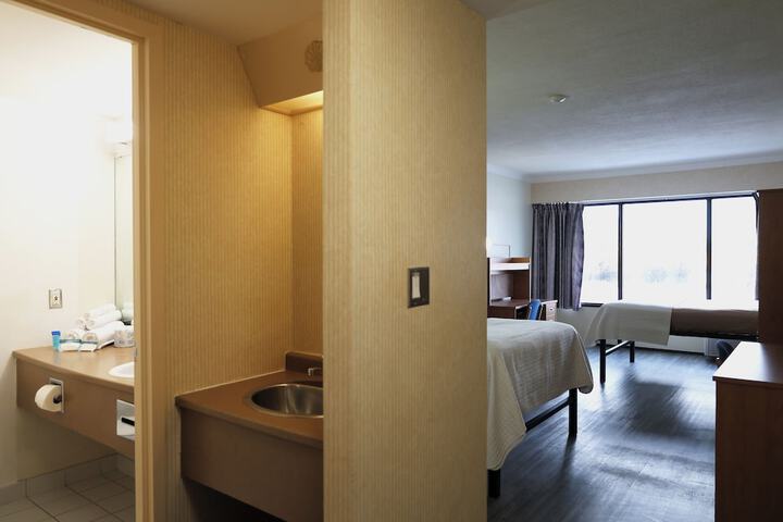 Room 6 of 9