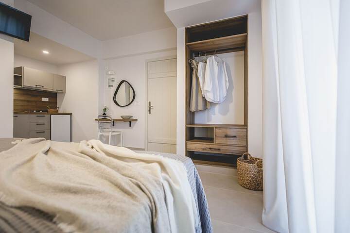 Room 3 of 108