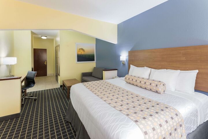 1 King Bed (5 of 10)