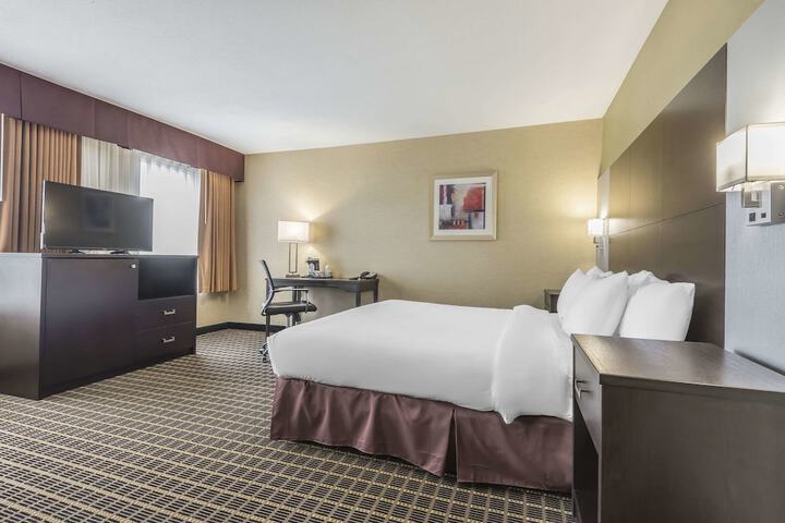 1 King Bed (6 of 29)