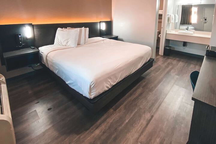 1 Queen Bed Refrigerator (13 of 13)