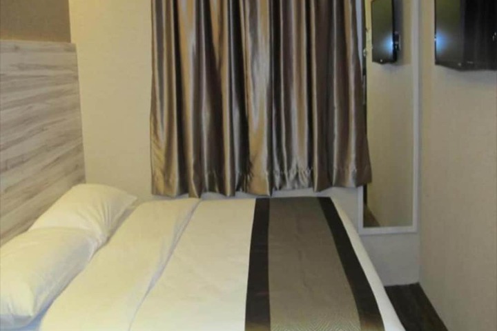 Room 12 of 36