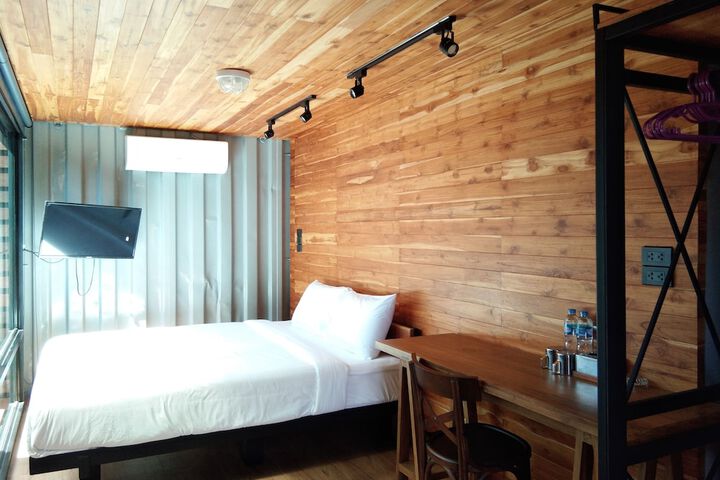 Room 5 of 100