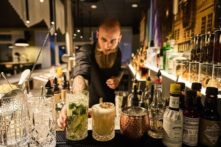 Lounge 33 of 44