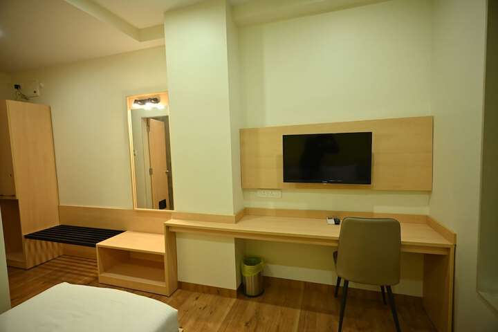 Room 9 of 16