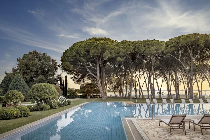Hotel with Pool