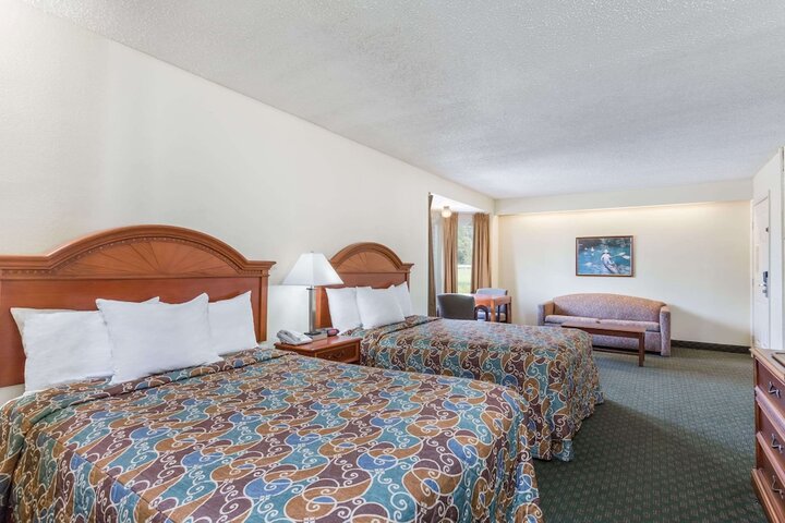 2 Double Beds (3 of 9)