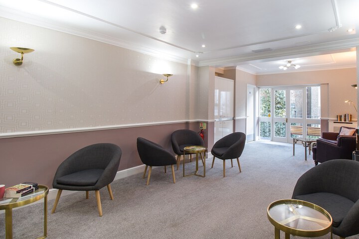 Lounge 74 of 78