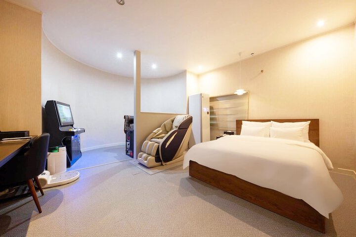 Room 7 of 28