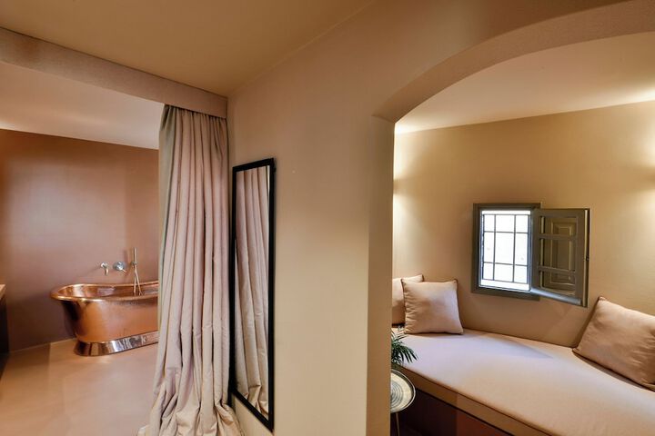 Room 102 of 282
