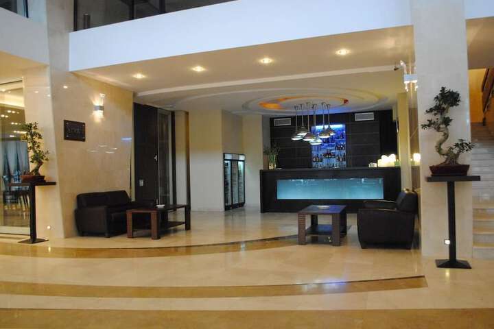 Lounge 21 of 26
