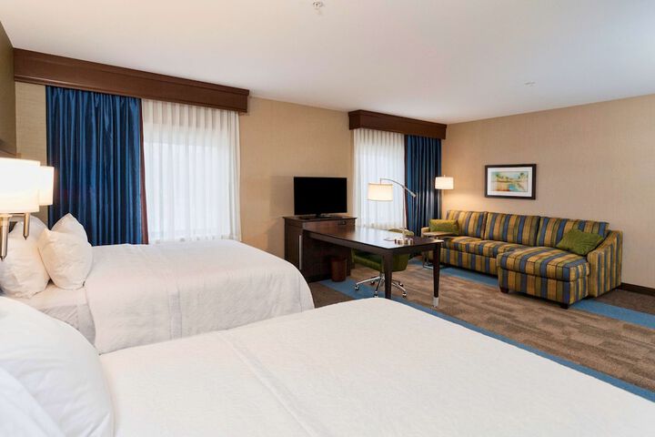 2 Queen Beds Mobility Accessible with Tub (5 of 11)