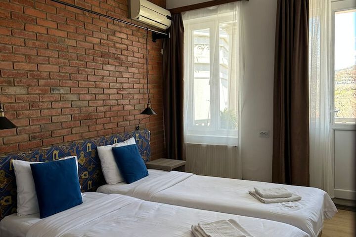 Room 15 of 66
