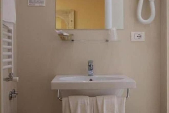 Room 28 of 32