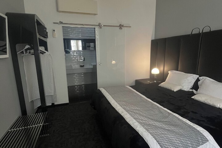 Room 25 of 106
