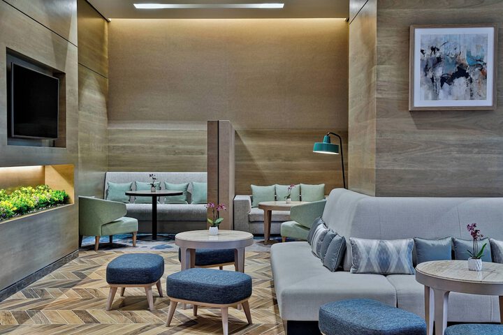 Lounge 63 of 78