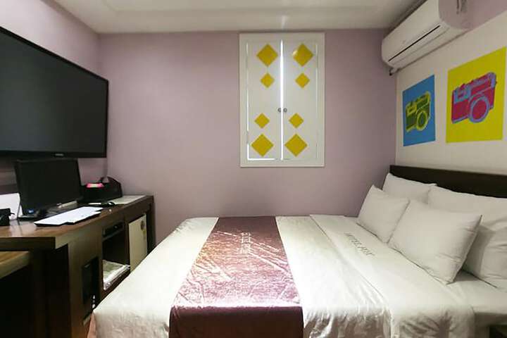 Room 12 of 42