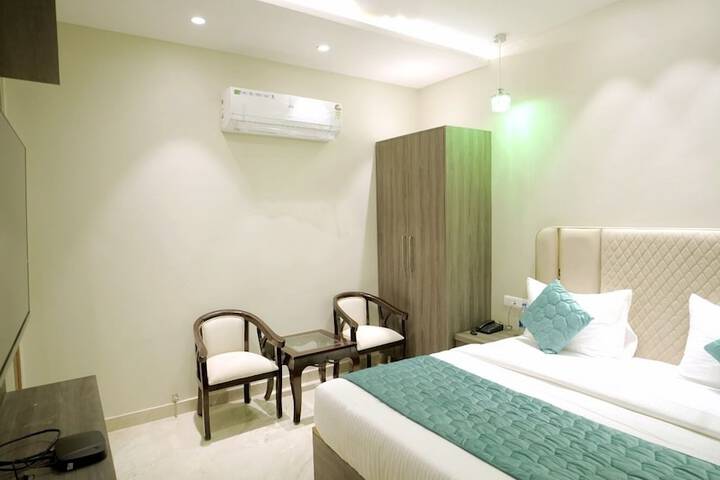 Room 7 of 18
