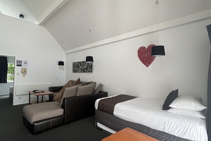 Room 33 of 42
