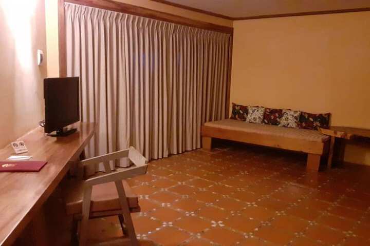 Room 32 of 374