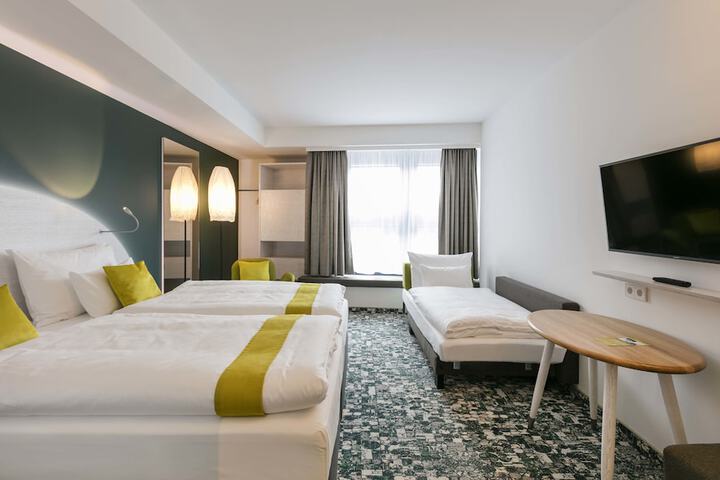 Room 10 of 93
