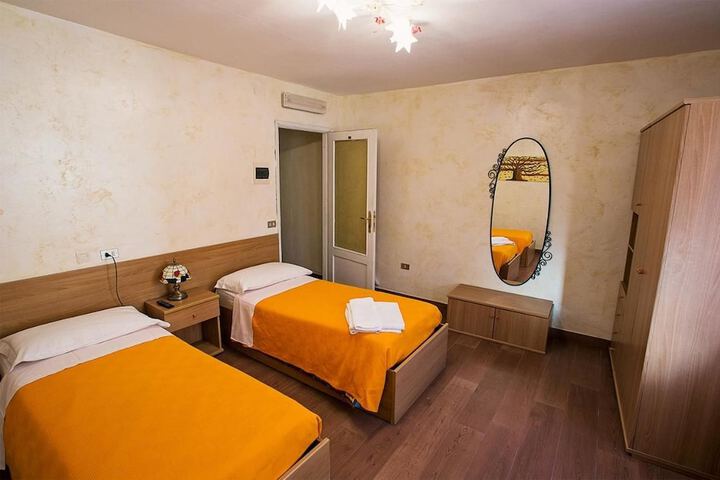 Room 7 of 12
