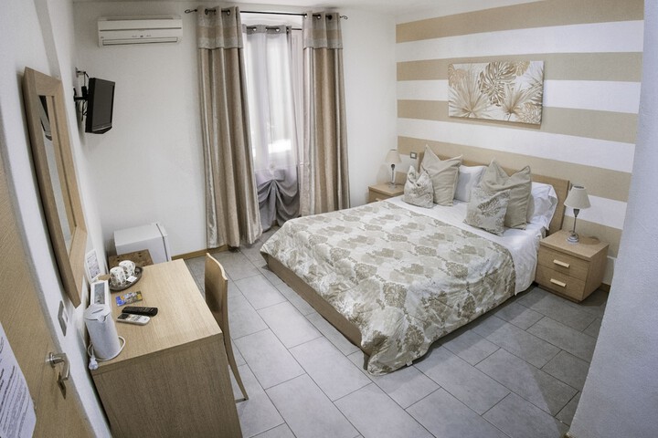 Room 14 of 104