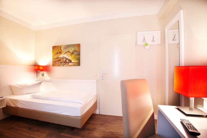 Room 8 of 25